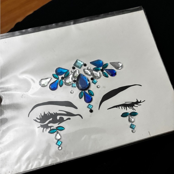 Face Gems, Eyelashes, and Eyeliner Bundle - Picture 2 of 7
